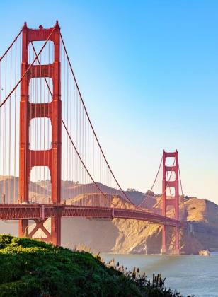 Die rote Seilbrücke Golden Gate Bridge. Im Hintergrund sind Felsen.